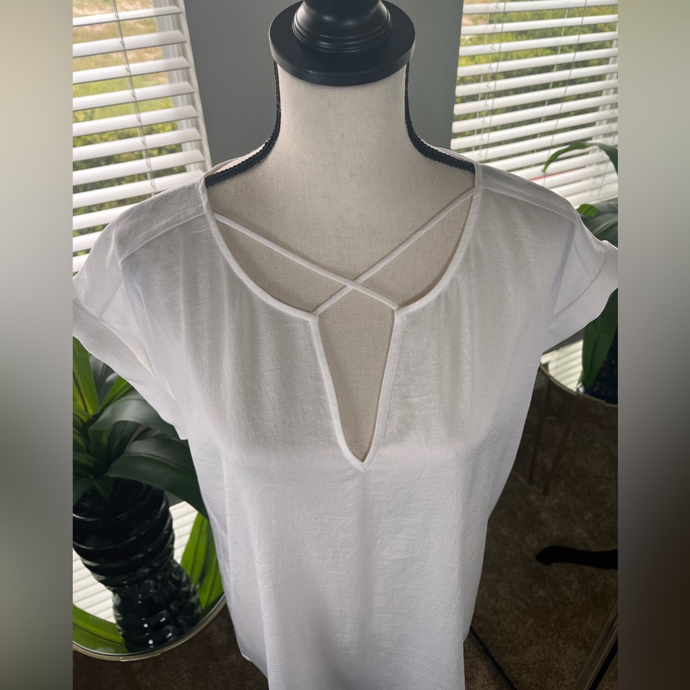 Express Women’s White Short Sleeve V Neck w/ Criss Cross Blouse Size Large NWOT